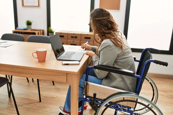 Genç Güzel Spanyol Kadını Ofiste Tekerlekli Sandalyede Oturan Belgeye Yazı — Stok fotoğraf