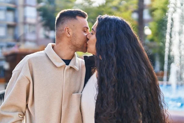 Homem Mulher Casal Abraçando Uns Aos Outros Beijando Parque — Fotografia de Stock