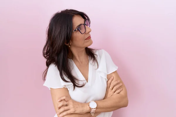 Medelålders Latinamerikansk Kvinna Bär Casual Vit Skjorta Och Glasögon Ser — Stockfoto