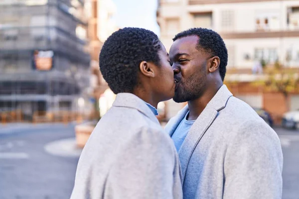 Man Woman Couple Standing Together Kissing Street — Stock Photo, Image