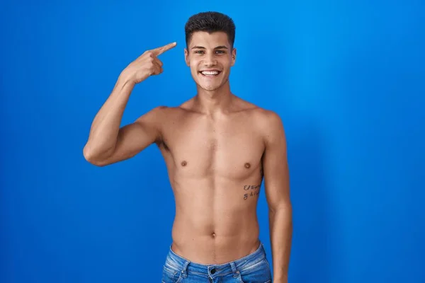 Junger Hispanischer Mann Der Ohne Hemd Vor Blauem Hintergrund Steht — Stockfoto