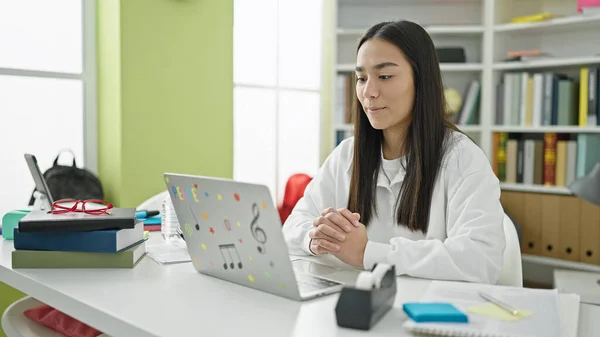 Fiatal Gyönyörű Spanyol Diák Segítségével Laptop Tanul Egyetemi Osztályteremben — Stock Fotó