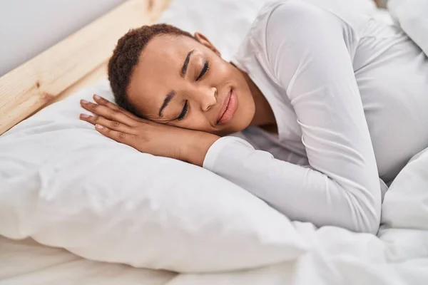 Afro Amerikalı Kadın Yatakta Uzanıyor Yatak Odasında Uyuyor — Stok fotoğraf