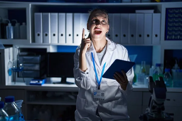 Hermosa Mujer Rubia Que Trabaja Laboratorio Científico Tarde Noche Señalando —  Fotos de Stock