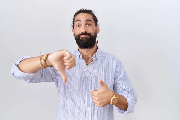 Латиноамериканец Бородой Повседневной Рубашке Делает Большие Пальцы Вверх Вниз Разногласия — стоковое фото
