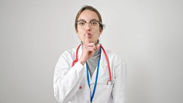 Mladý Běloška Žena Lékař Žádá Ticho Nad Izolované Bílé Pozadí — Stock fotografie