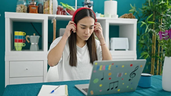 Νεαρή Όμορφη Ισπανόφωνη Γυναίκα Που Χρησιμοποιεί Φορητό Υπολογιστή Και Ακουστικά — Φωτογραφία Αρχείου
