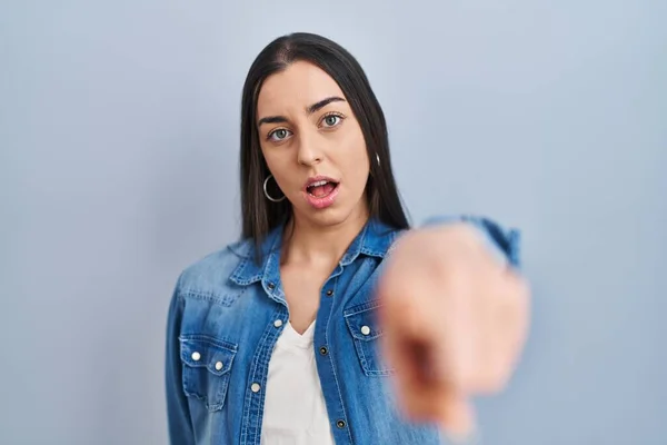 Femme Hispanique Debout Sur Fond Bleu Pointant Mécontent Frustré Caméra — Photo
