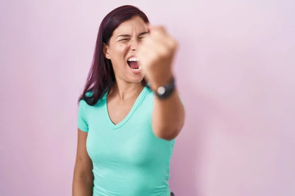 Junge Hispanische Frau Die Vor Pinkfarbenem Hintergrund Steht Wütend Und — Stockfoto