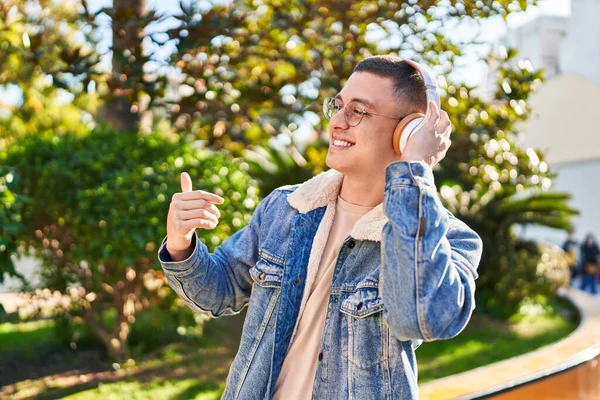 Young Hispanic Man Listening Music Dancing Park — ストック写真