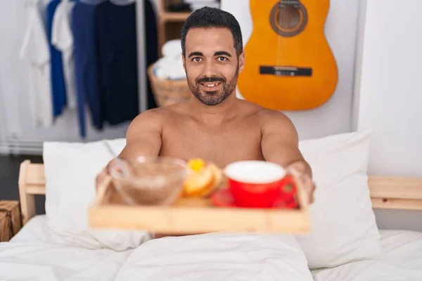 Jonge Spaanse Man Ontbijt Zittend Bed Slaapkamer — Stockfoto