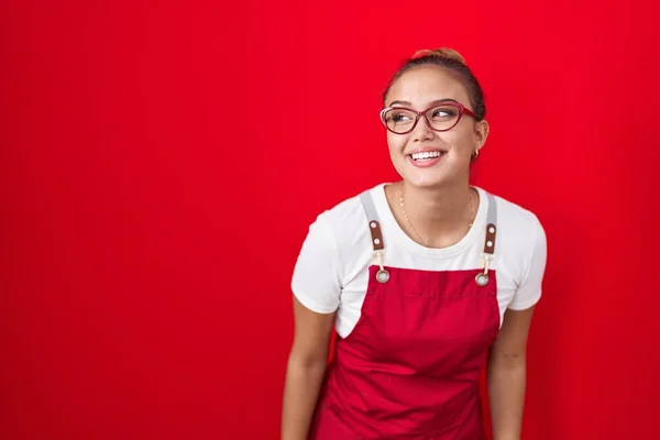 Junge Hispanische Frau Mit Kellnerschürze Über Rotem Hintergrund Die Mit — Stockfoto