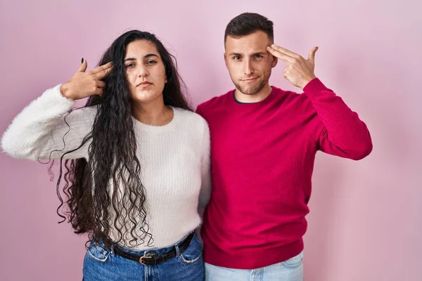 Young Hispanic Couple Standing Pink Background Shooting Killing Oneself Pointing — Stock Photo, Image