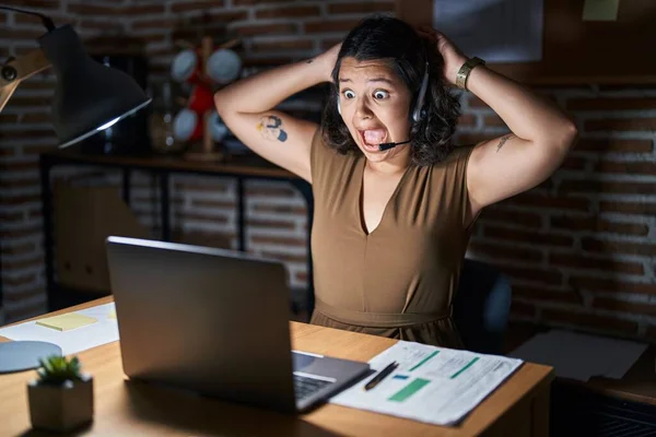 Young Hispanic Woman Working Office Night Crazy Scared Hands Head — Stock Photo, Image