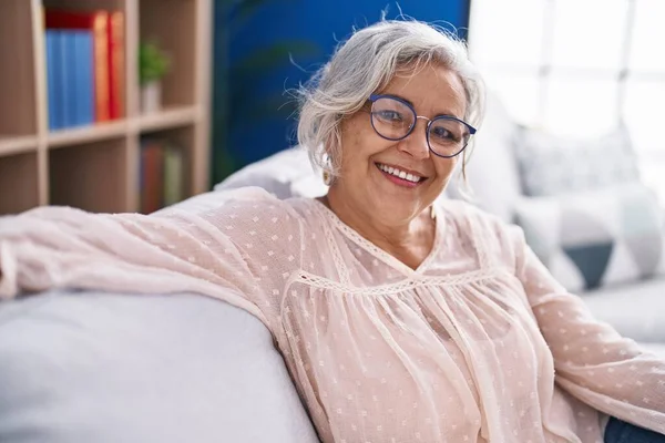 Grauhaarige Frau Mittleren Alters Lächelt Zuversichtlich Wenn Sie Hause Auf — Stockfoto