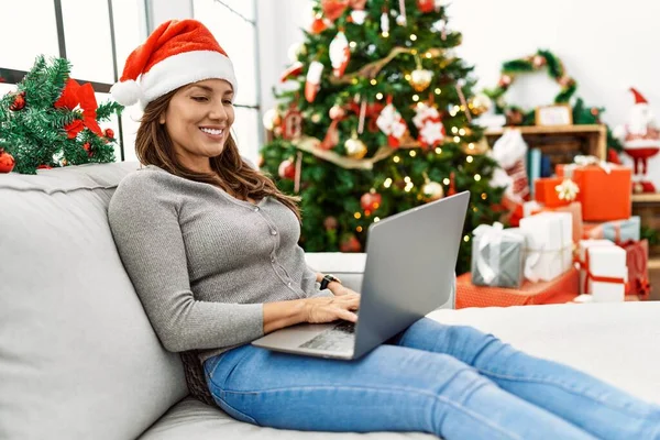 Jovem Mulher Latina Usando Laptop Sentado Árvore Natal Casa — Fotografia de Stock