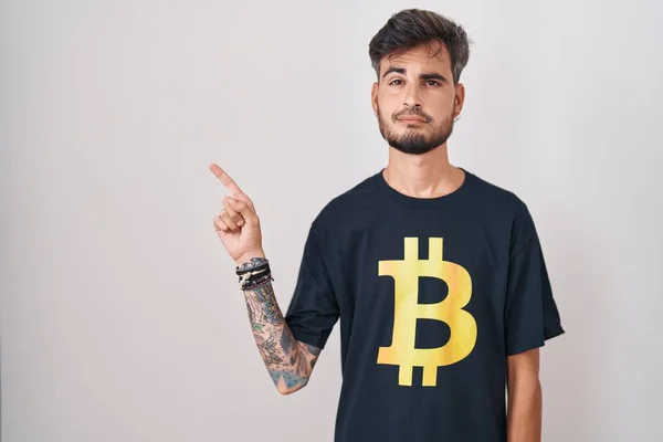 Joven Hombre Hispano Con Tatuajes Con Camiseta Bitcoin Apuntando Con —  Fotos de Stock