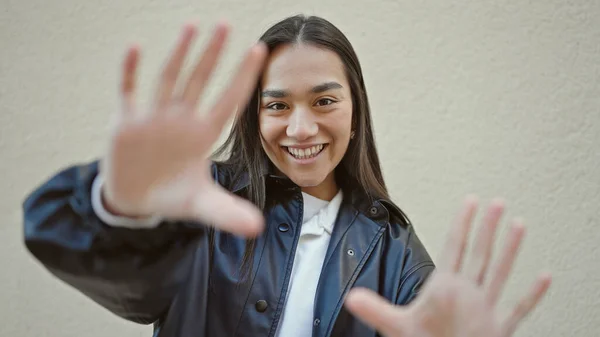 Junge Schöne Hispanische Frau Lächelt Zuversichtlich Tun Rahmen Geste Mit — Stockfoto