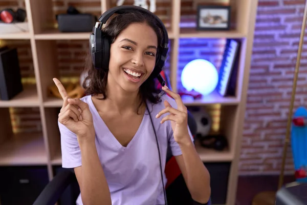 Joven Mujer Hispana Jugando Videojuegos Con Auriculares Sonriendo Feliz Señalando — Foto de Stock