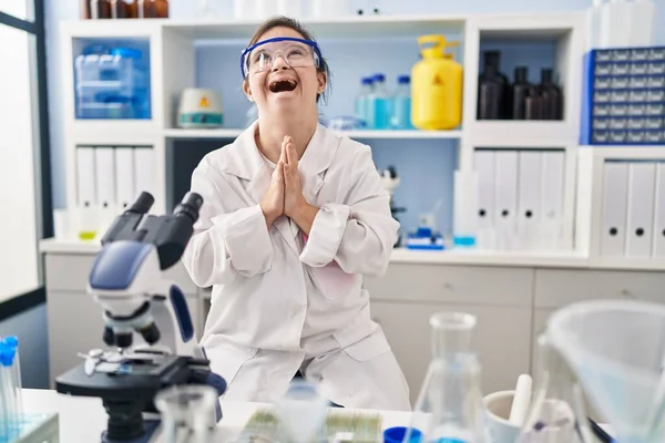 Chica Hispana Con Síndrome Que Trabaja Laboratorio Científico Mendigando Rezando — Foto de Stock