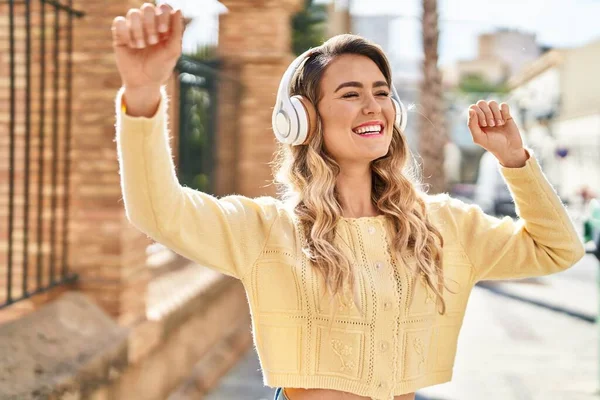 Jonge Vrouw Glimlachen Zelfverzekerd Luisteren Naar Muziek Dansen Straat — Stockfoto