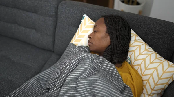 Afričanky Žena Ležící Pohovce Spí Doma — Stock fotografie