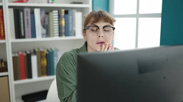 Giovane Donna Caucasica Utilizzando Computer Stressato Arrabbiato Con Università Biblioteca — Foto Stock