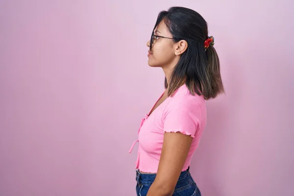 Mujer Joven Hispana Pie Sobre Fondo Rosa Con Gafas Mirando — Foto de Stock