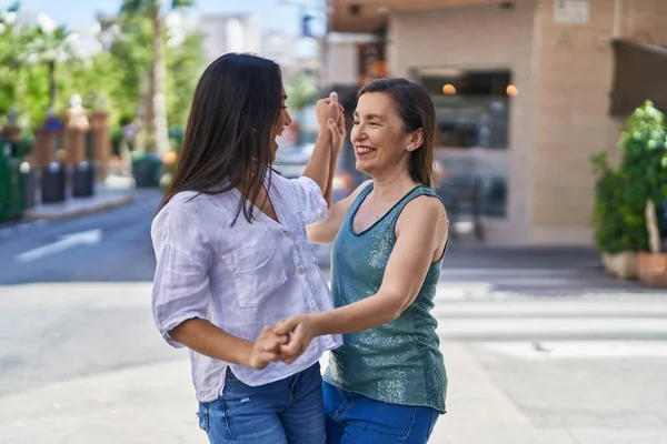 Δύο Γυναίκες Μητέρα Και Κόρη Χαμογελούν Αυτοπεποίθηση Χορεύοντας Στο Δρόμο — Φωτογραφία Αρχείου