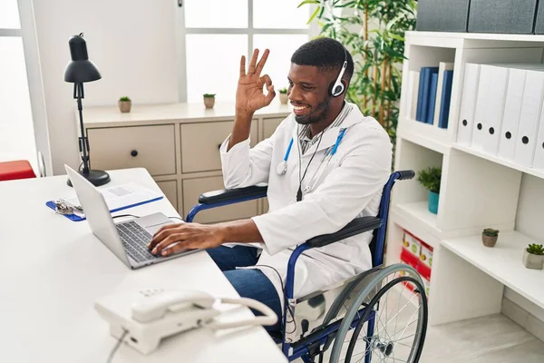 Αφροαμερικανός Γιατρός Άνθρωπος Που Εργάζονται Απευθείας Σύνδεση Ραντεβού Κάθεται Αναπηρική — Φωτογραφία Αρχείου