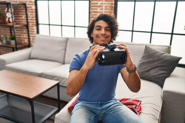 Jovem Hispânico Sorrindo Confiante Segurando Óculos Realidade Virtual Casa — Fotografia de Stock