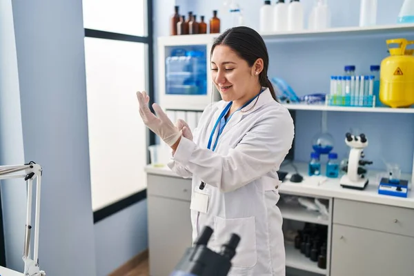 Young Hispanic Woman Wearing Scientist Uniform Gloves Laboratory — Stockfoto