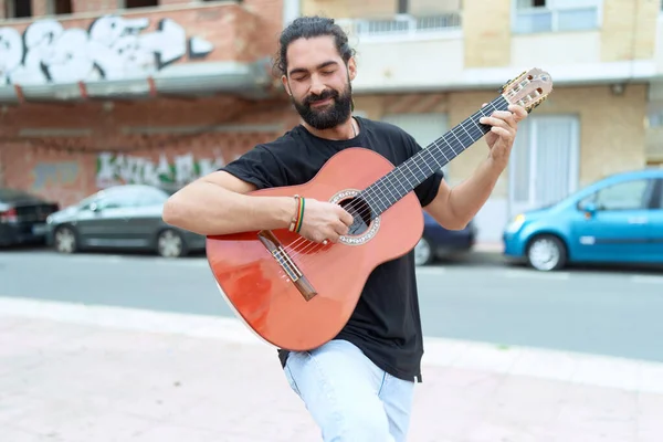 Νεαρός Ισπανός Μουσικός Που Παίζει Κλασική Κιθάρα Στο Δρόμο — Φωτογραφία Αρχείου