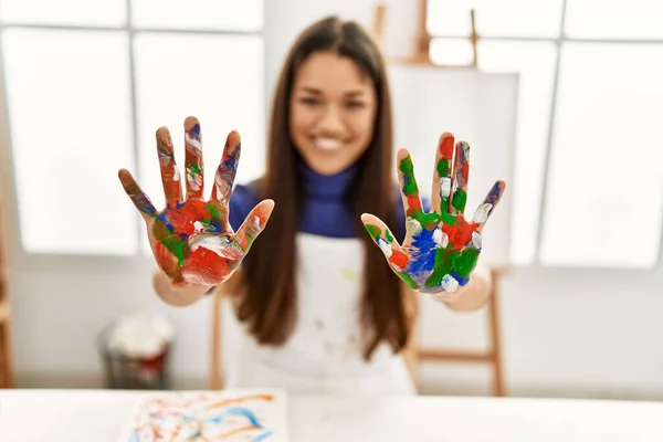 Giovane Donna Latina Sorridente Fiducioso Mostrando Mani Palma Dipinte Studio — Foto Stock
