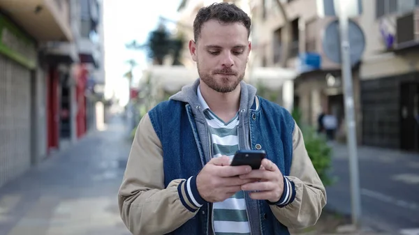 Sokakta Ciddi Bir Ifadeyle Telefonu Kullanan Genç Beyaz Bir Adam — Stok fotoğraf