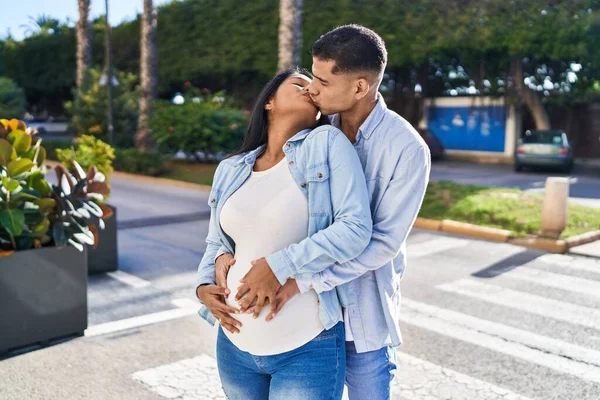 Young Latin Couple Expecting Baby Hugging Each Other Kissing Street — Stock fotografie