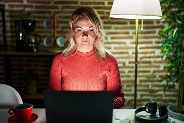 Blonde Frau Mit Laptop Der Nacht Hause Entspannt Mit Ernstem — Stockfoto