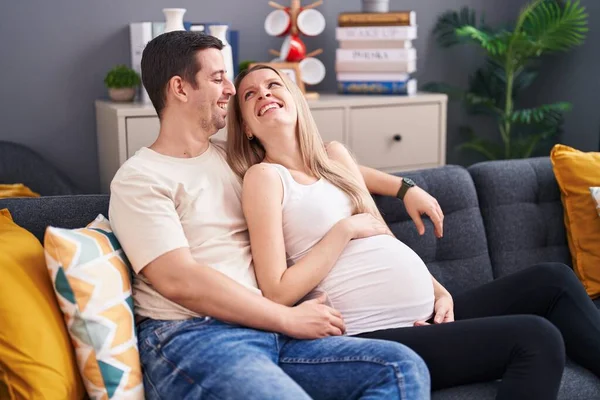 Homem Mulher Casal Esperando Bebê Abraçando Uns Aos Outros Casa — Fotografia de Stock