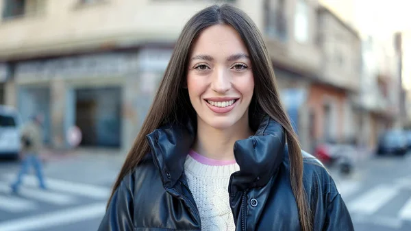 Sokakta Kendine Güvenen Güzel Spanyol Bir Kadın — Stok fotoğraf