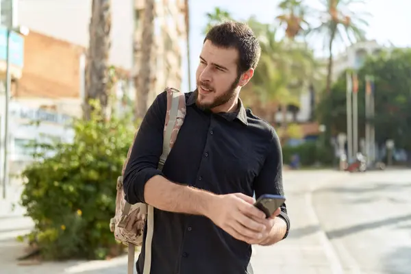 Νεαρός Ισπανός Που Χρησιμοποιεί Smartphone Φορώντας Σακίδιο Στο Δρόμο — Φωτογραφία Αρχείου