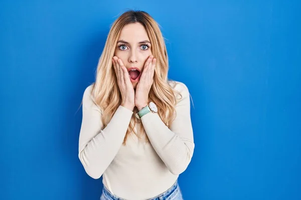 Young Caucasian Woman Standing Blue Background Afraid Shocked Surprise Amazed — 스톡 사진