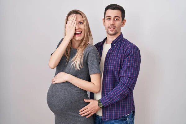 Junges Paar Erwartet Ein Baby Auf Weißem Hintergrund Das Ein — Stockfoto