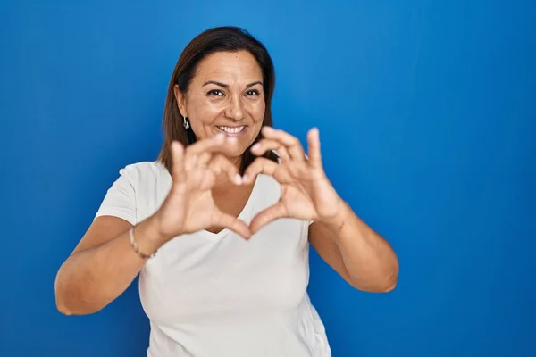 Mujer Madura Hispana Pie Sobre Fondo Azul Sonriendo Amor Haciendo — Foto de Stock