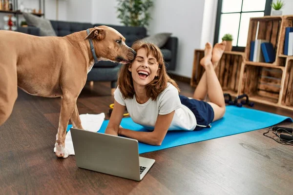 Fiatal Kaukázusi Sportnő Mosolygós Magabiztos Segítségével Laptop Kutyával Otthon — Stock Fotó