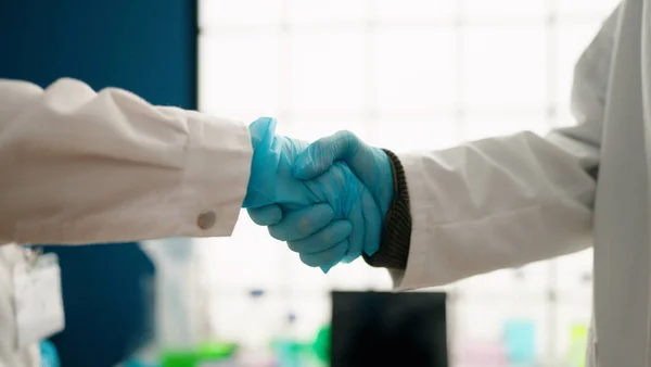 Мужчина Женщина Научной Форме Пожимают Руки Лаборатории — стоковое фото