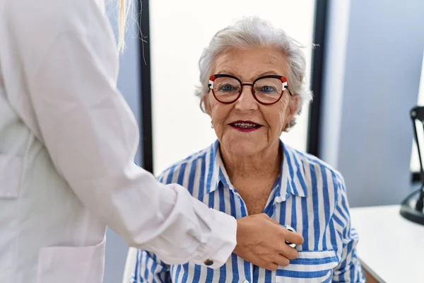 Senior Grey Haired Woman Patient Having Medical Consultation Auscultating Heart — Stock Photo, Image