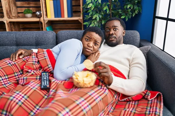 Jeune Couple Afro Américain Assis Sur Canapé Regardant Télévision Expression — Photo