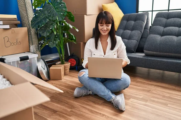 Young Brunette Woman Sitting Floor Laptop New Home Looking Positive — Stock Photo, Image