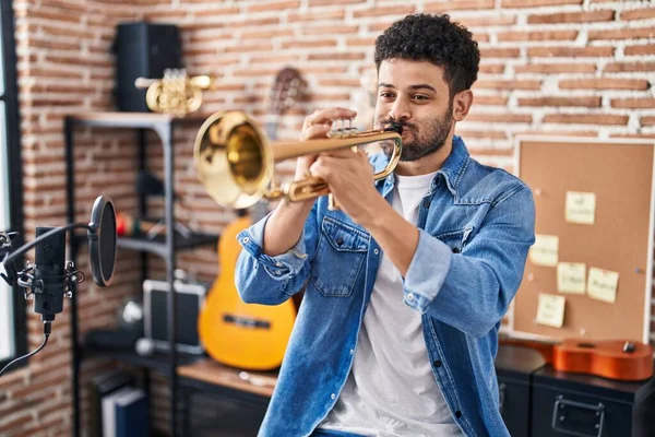 Jovem Árabe Músico Tocando Trompete Estúdio Música — Fotografia de Stock