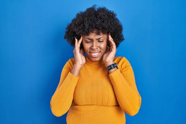 Mujer Negra Con Pelo Rizado Pie Sobre Fondo Azul Con —  Fotos de Stock